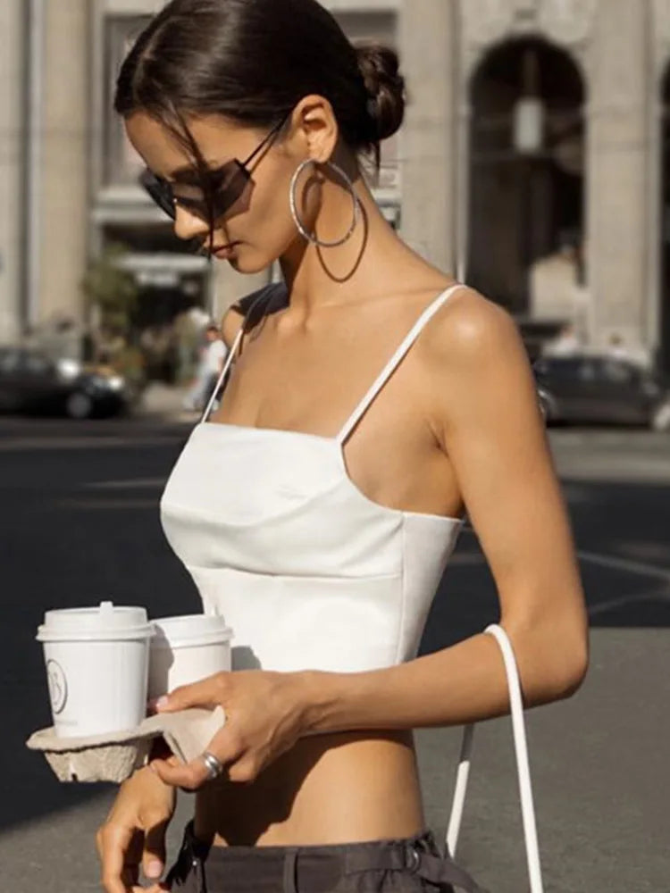 Eleganza che conquista. Corsetto bianco strutturato, sensuale e raffinato, pensato per valorizzare la silhouette.