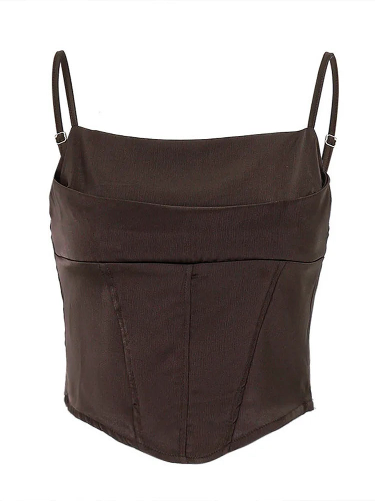 Eleganza che conquista. Corsetto bianco strutturato, sensuale e raffinato, pensato per valorizzare la silhouette.
