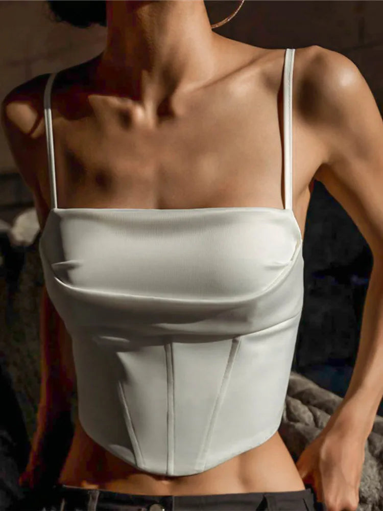 Eleganza che conquista. Corsetto bianco strutturato, sensuale e raffinato, pensato per valorizzare la silhouette.